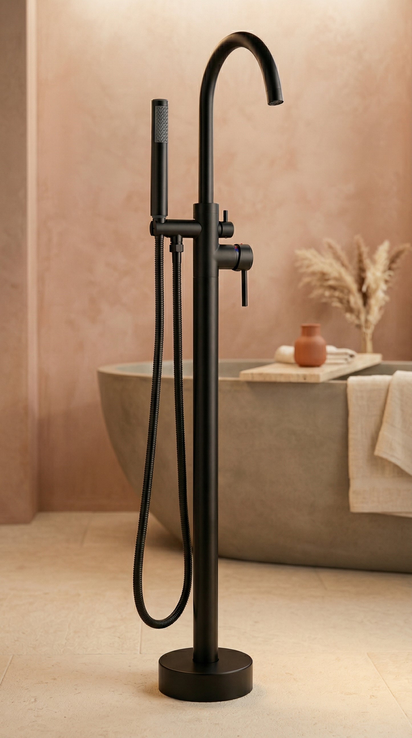 Grifo De Piso Cuello Cisne Mezclador Monocontrol Con Soporte Y Teleducha Acabado Dorado Brillante En Material Bronce Para Tina O Bañera Incluye Tornillos De Fijación Y Par De Acoples Flexometálicos